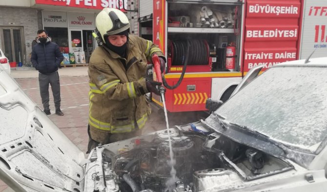 Edremit’te Otomobil Alev Alev Yandı, Kamera Saniye Saniye Yangını Kaydetti