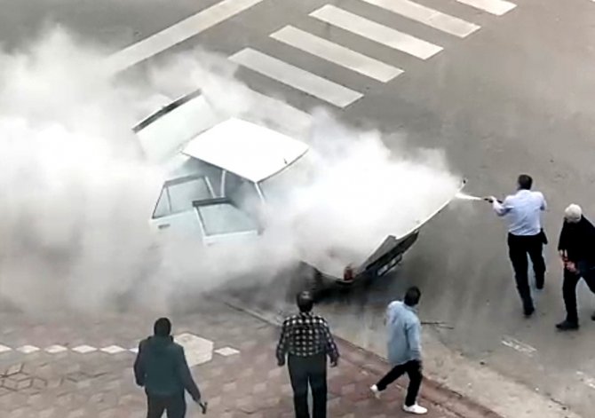 Edremit’te Otomobil Alev Alev Yandı, Kamera Saniye Saniye Yangını Kaydetti