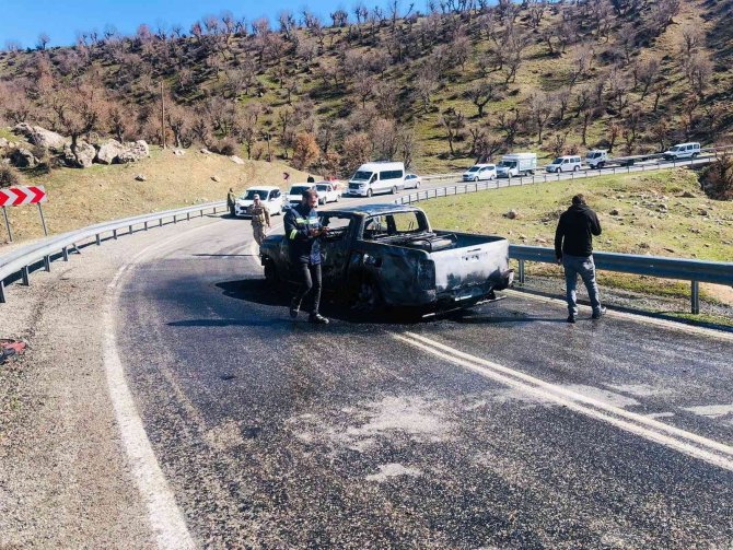 Seyir Halindeyken Yanan Pikap Kullanılamaz Hale Geldi