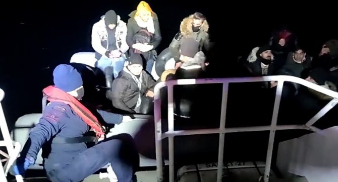Bir Lastik Botta 32 Düzensiz Göçmen Yakalandı