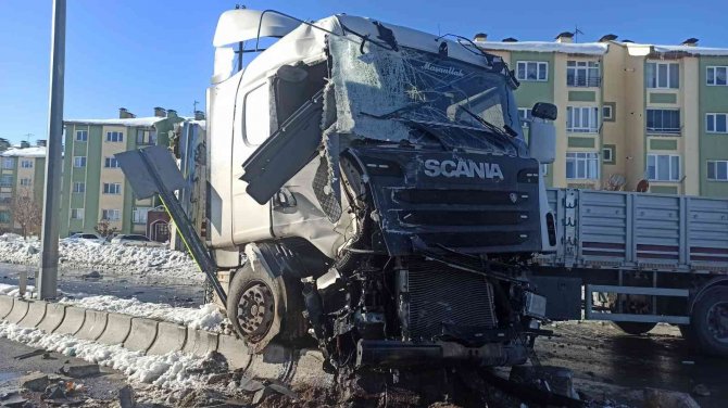 Tatvan’da Tırlar Çarpıştı: 1 Yaralı