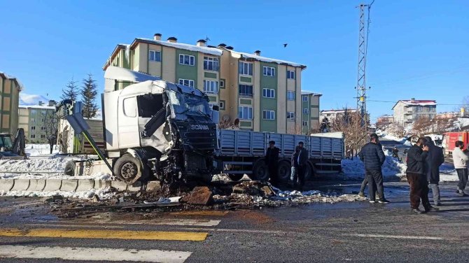 Tatvan’da Tırlar Çarpıştı: 1 Yaralı