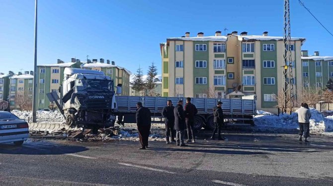 Tatvan’da Tırlar Çarpıştı: 1 Yaralı