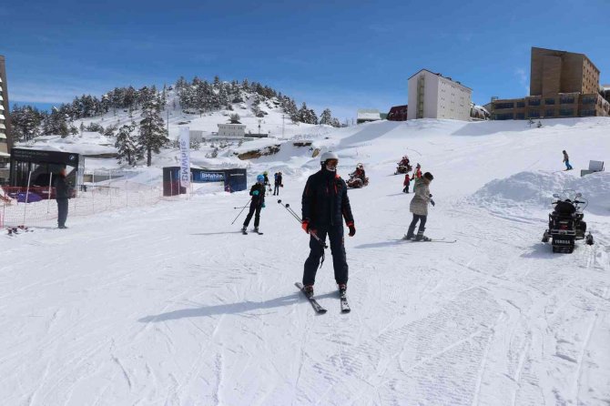 Kartalkaya’da Kar Kalınlığı 3 Metreye Yaklaştı