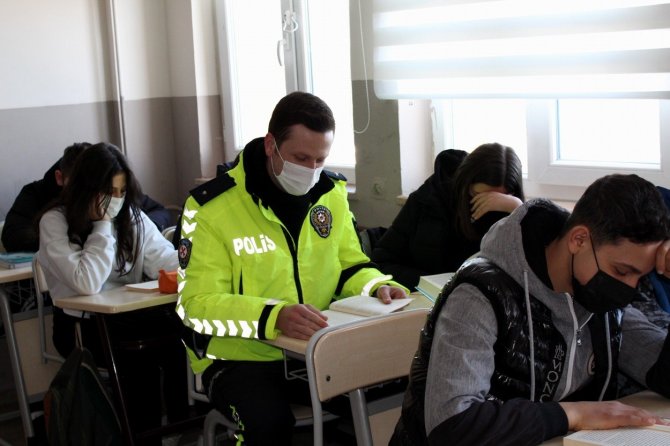 Polisler Okul Sıralarına Geri Döndü