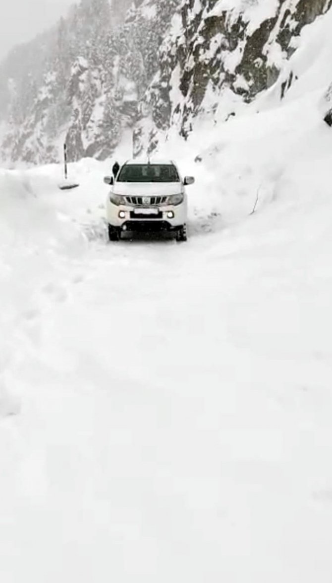 Trabzon-bayburt Karayoluna Çığ Düştü