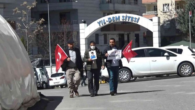 Hdp Önündeki Ailelerin Direnişine Bir Aile Daha Katıldı