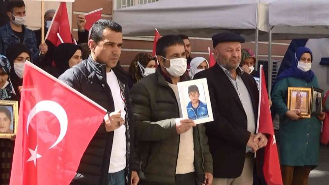 Hdp Önündeki Ailelerin Direnişine Bir Aile Daha Katıldı