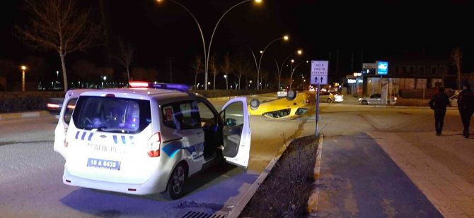 Refüje Çarpan Otomobil Takla Attı: 1 Yaralı