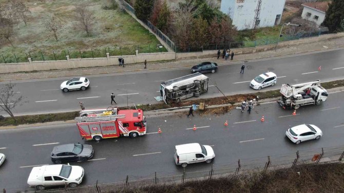 Tuzla’da Midibüs Refüje Çıkıp Yan Yattı: 3 Yaralı