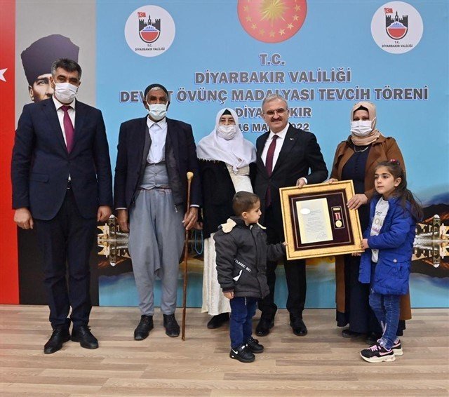 Diyarbakır Valisi Karaloğlu, 12 Şehit Yakınına Devlet Övünç Madalyalarını Takdim Etti