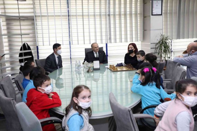 Başkan Özlü Çocuklarla Satranç Oynadı