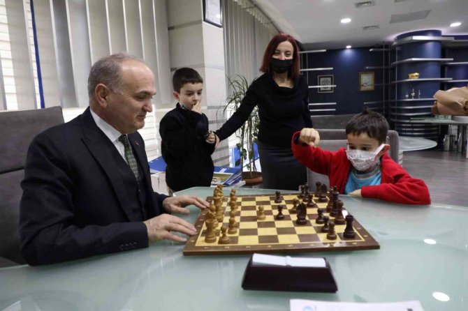 Başkan Özlü Çocuklarla Satranç Oynadı