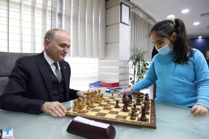 Başkan Özlü Çocuklarla Satranç Oynadı