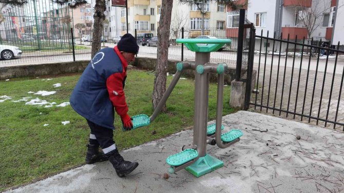Düzce’de Parklar Bakıma Alındı