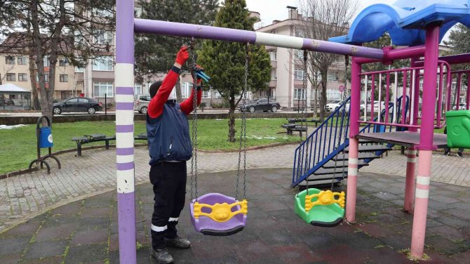 Düzce’de Parklar Bakıma Alındı