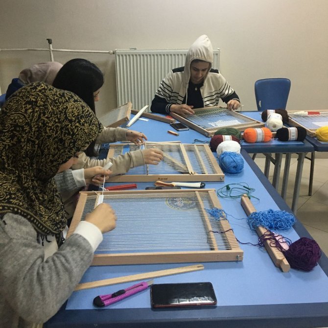 Öğrenciler İçin Halı Dokuma Kursu Açıldı