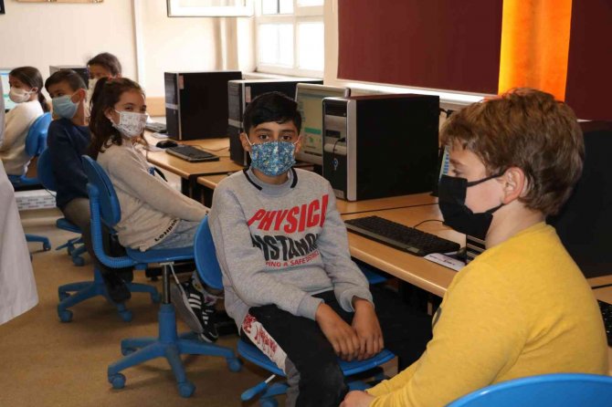 Teknoloji İsrafı Böyle Engellenir: Çöpe Değil Bilişim Sınıfına Gittiler