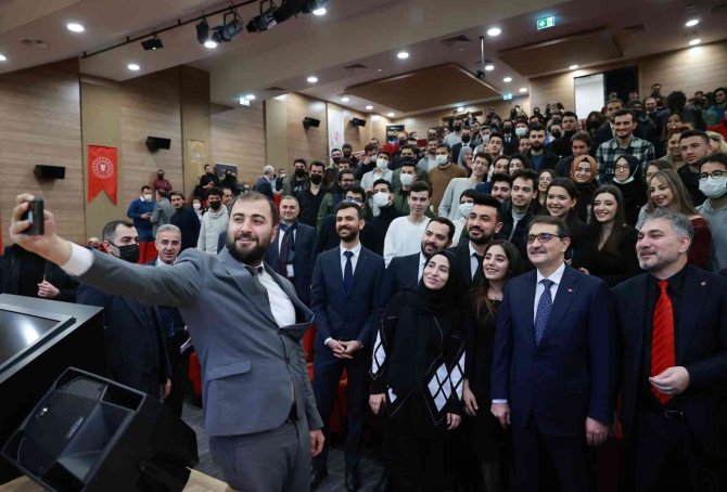 Bakan Dönmez, Üniversiteli Gençlerle Bir Araya Geldi