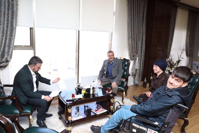 Engelli Yazar Yusuf Minnet’ten Başkan Çetin’e Sürpriz Hediye