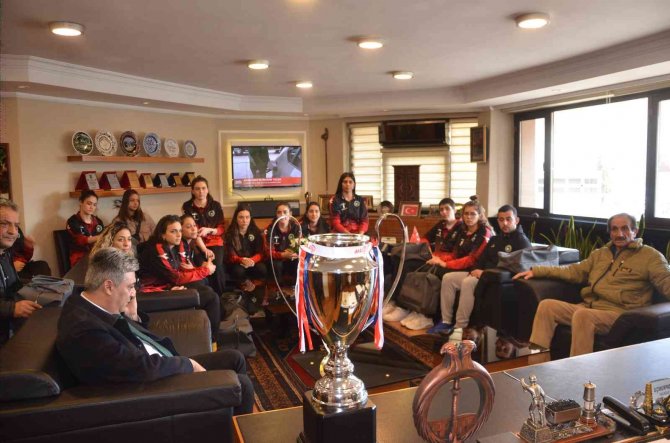 Ereğli Belediyespor Bayan Voleybol Takımı 1. Lige Yükseldi