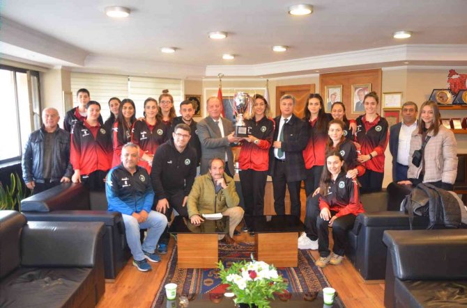 Ereğli Belediyespor Bayan Voleybol Takımı 1. Lige Yükseldi