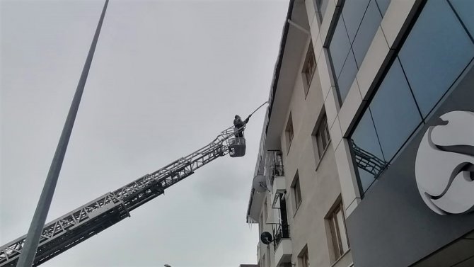 Tehlike Saçan Buz Sarkıtları Temizleniyor