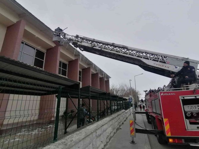 Tehlike Saçan Buz Sarkıtları Temizleniyor