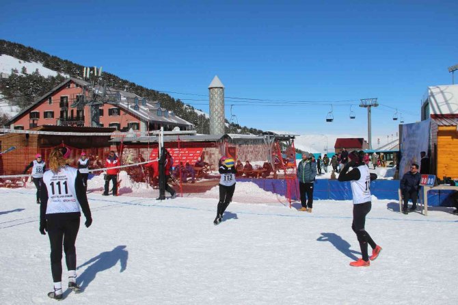 Kar Üstünde Voleybol Nefesleri Kesiyor