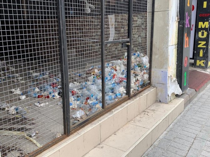 İ̇çi Çöp Dolu Boş Dükkân Adalar’ın Güzelliğine Gölge Düşürüyor