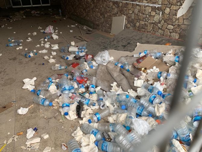 İ̇çi Çöp Dolu Boş Dükkân Adalar’ın Güzelliğine Gölge Düşürüyor