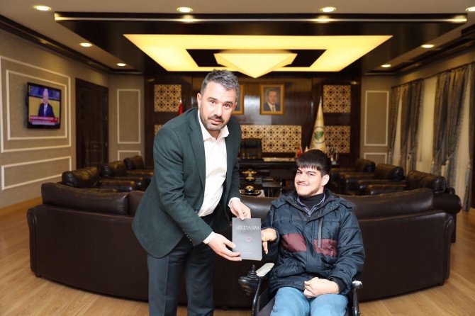 Engelli Yazar Yusuf Minnet’ten Başkan Çetin’e Sürpriz Hediye