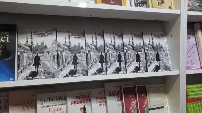 Polis Memuru ’’İ̇stanbul Yolu’’ Adlı Şiir Kitabını Vali Akbıyık’a Takdim Etti