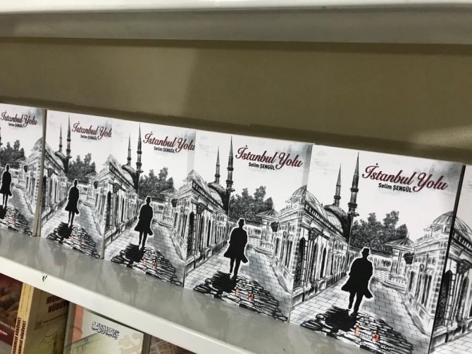 Polis Memuru ’’İ̇stanbul Yolu’’ Adlı Şiir Kitabını Vali Akbıyık’a Takdim Etti