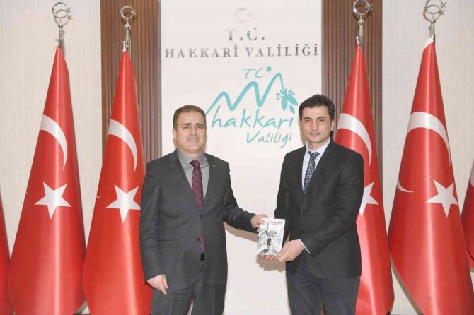 Polis Memuru ’’İ̇stanbul Yolu’’ Adlı Şiir Kitabını Vali Akbıyık’a Takdim Etti