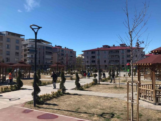 Iğdır’da Şehir Merkezinde Güneş, Yüksek Kesimlerde Kar Yağışı Ve Tipi Etkili Oluyor