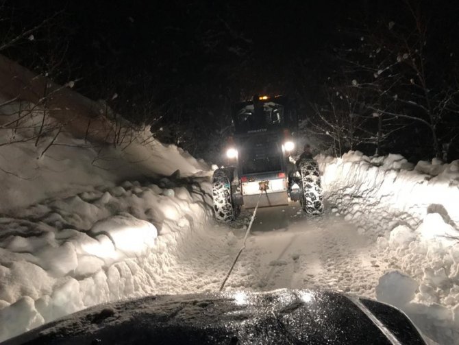 Kar Nedeniyle Evlerinde Mahsur Kalan Çift, 4 Saatlik Çalışma İle Kurtarıldı