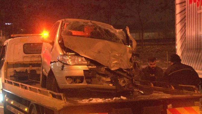 İ̇stanbul Sultanbeyli’de Otomobil Tıra Çarptı: 3 Yaralı