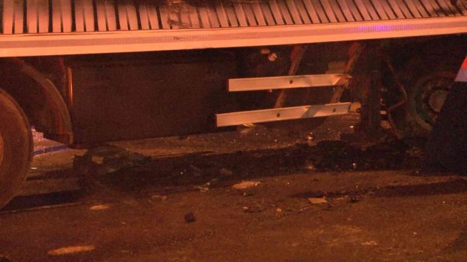 İ̇stanbul Sultanbeyli’de Otomobil Tıra Çarptı: 3 Yaralı