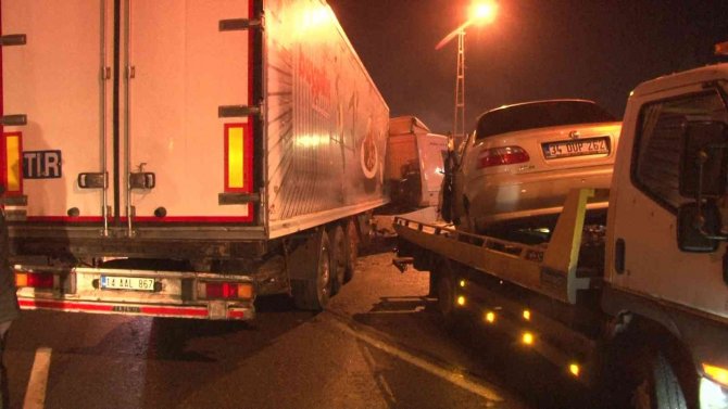 İ̇stanbul Sultanbeyli’de Otomobil Tıra Çarptı: 3 Yaralı