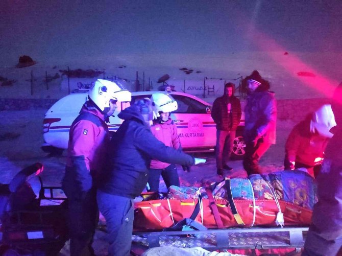 Ayağını Kıran Kayakçıyı Jandama Kurtardı