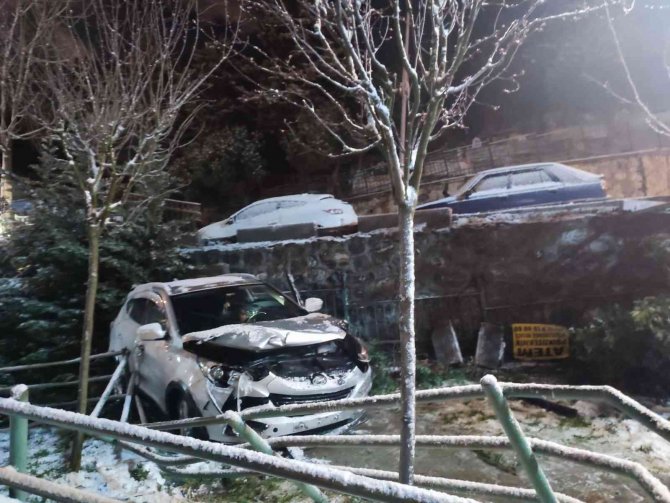 İ̇stanbul’da Korku Dolu Anlar Kamerada: Otomobil Çocuk Parkına Uçtu