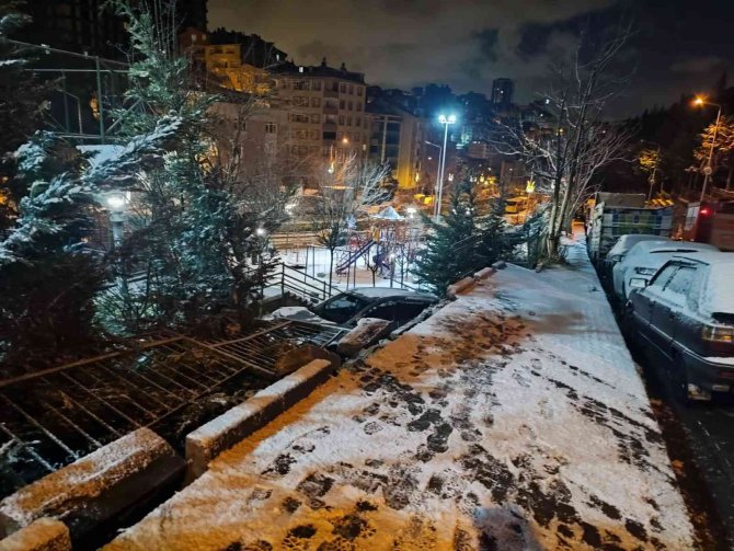 İ̇stanbul’da Korku Dolu Anlar Kamerada: Otomobil Çocuk Parkına Uçtu