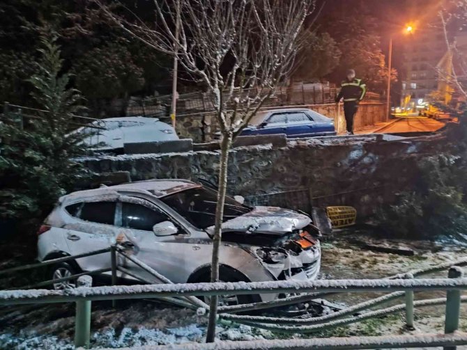 İ̇stanbul’da Korku Dolu Anlar Kamerada: Otomobil Çocuk Parkına Uçtu