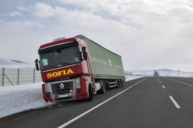 Kars’ta Tır Yoldan Çıktı