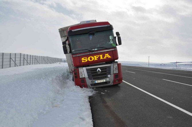 Kars’ta Tır Yoldan Çıktı