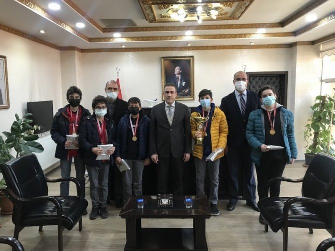 Kaymakam Memiş, Satranç Şampiyonlarını Tebrik Etti