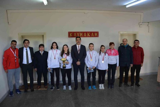 Şampiyon Sporcular Sevinçlerini Kaymakam Yıldırım İle Paylaştı