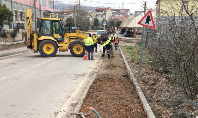 Kar Yağışı Sebebiyle Bozulan Yollar Tamir Ediliyor