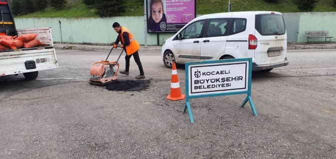 Kar Yağışı Sebebiyle Bozulan Yollar Tamir Ediliyor